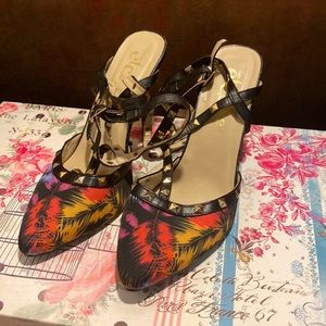 Multicolored closed toe stylish heels!